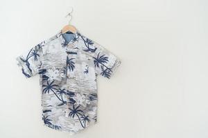 chemise hawaii accrochée au mur photo