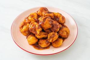 boulettes de viande frites avec trempette épicée photo