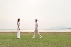 heureux jeune couple asiatique en t-shirt de mariée et de marié photo