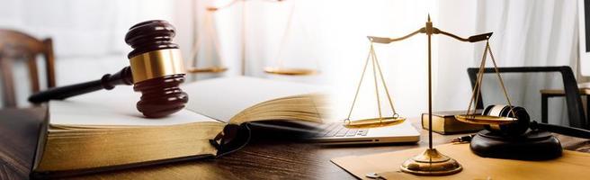 concept de justice et de droit. juge masculin dans une salle d'audience avec le marteau, travaillant avec, clavier d'ordinateur et d'accueil, lunettes, sur table à la lumière du matin photo