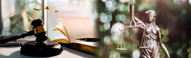 concept de justice et de droit. juge masculin dans une salle d'audience avec le marteau, travaillant avec, clavier d'ordinateur et d'accueil, lunettes, sur table à la lumière du matin photo