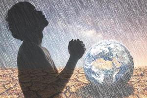 priant pour la pluie, demandant de l'eau pour survivre à la crise de la pénurie d'eau. concept de prier Dieu. silhouette d'un homme en prière. photo