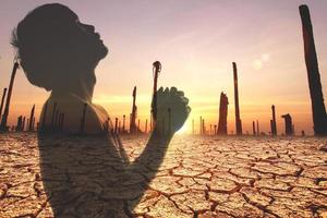 priant pour la pluie, demandant de l'eau pour survivre à la crise de la pénurie d'eau. concept de prier Dieu. silhouette d'un homme en prière. photo