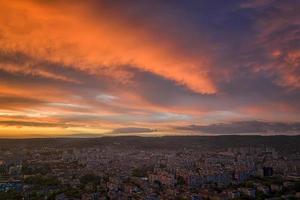 incroyables nuages colorés sur la ville. varna, bulgarie photo