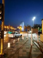 jeddah, arabie saoudite, sept 2022 - belle vue sur la corniche de jeddah et la fontaine de jeddah la nuit. la fontaine de jeddah est l'une des plus hautes fontaines du monde. photo