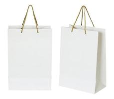 sac en papier blanc isolé sur blanc avec un tracé de détourage photo