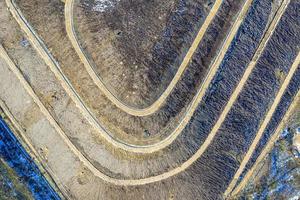 vue aérienne de dessus depuis un drone de structure intéressante. une partie d'une installation d'élimination des déchets photo