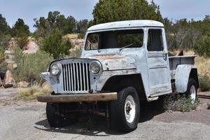 camionnette bleu clair antique en panne photo