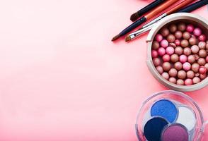 cadre d'accessoires cosmétiques sur fond rose avec espace de copie. vue de dessus photo