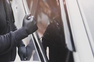 le voleur a volé la voiture, garée dans l'immeuble. photo