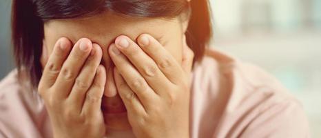 les maux de tête peuvent avoir une cause sous-jacente, telle qu'un sommeil insuffisant, des lunettes incorrectes, le stress, le fait d'entendre des bruits forts. photo