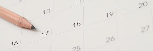 fermer le numéro de page du calendrier. crayon jaune pour marquer la date souhaitée à rappeler de mémoire sur le tableau. espace vide pour le texte. photo