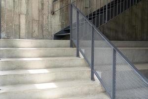 conception architecturale d'escalier en béton avec lumière. espace de copie.