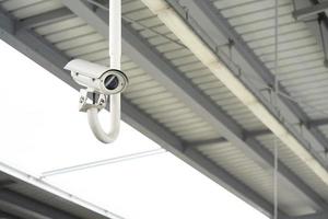 équipement vidéo de caméra de sécurité de surveillance cctv sur poteau système de sécurité de bâtiment extérieur contrôle de zone et espace de copie. protection contre le vol de caméra intelligente. photo