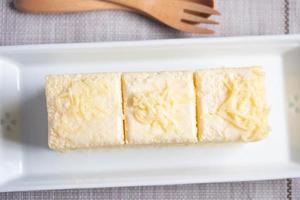 gâteau à la crème à la vanille dans une assiette blanche photo