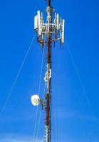 rayonnement de la tour rouge blanc 5g à playa del carmen mexique. photo