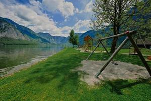 balançoire en bois dans l'aire de jeux à hallstatt, autriche. photo