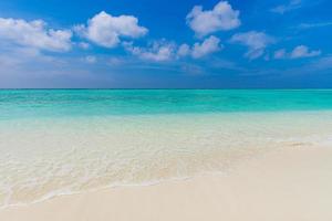 vague de mer bleue, lagon océanique, mousse blanche, plage de sable, eau turquoise de l'océan en gros plan, vacances d'été. toile de fond de vacances sur une île tropicale, modèle de conception de bannière de voyage touristique, espace de copie photo