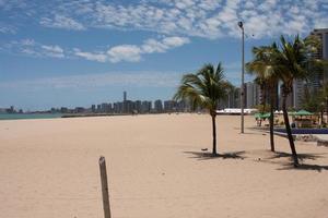 fortaleza ceara, brésil, 13 septembre 2022 une étendue de plage de sable à fortaleza, brésil connue sous le nom de plage d'iracema dans le quartier de meireles photo