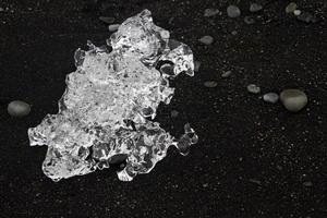 blocs de glace glaciaire échoués sur la plage du diamant, islande photo