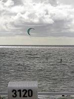 Planche à voile sur la côte de l'île de Sylt, Allemagne photo