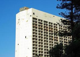 Ruine d'un ancien hôtel avec des trous de balle et de mortier à Beyrouth, Liban photo