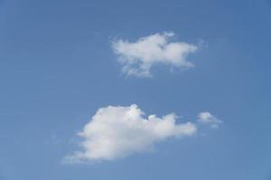 nuages blancs dans le ciel bleu photo