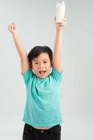 enfant drôle avec un verre de lait. petit garçon savoure un cocktail au lait. vie saine photo