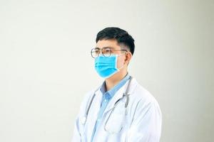 beau portrait de médecin avec un manteau blanc, masque facial photo