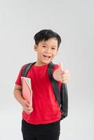 école réussie donnant le pouce vers le haut isolé sur fond blanc photo