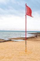 plage de sable de la côte de la mer morte photo