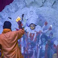 kolkata, inde, 29 septembre 2021 - déesse durga avec un look traditionnel en gros plan sur une puja du sud de kolkata durga, idole de durga puja, un plus grand festival hindou en inde photo