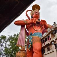new delhi, inde - 21 juin 2022 - grande statue du seigneur hanuman près du pont du métro de delhi situé près de karol bagh, delhi, inde, statue du seigneur hanuman touchant le ciel photo