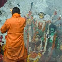 kolkata, inde, 29 septembre 2021 - déesse durga avec un look traditionnel en gros plan sur une puja du sud de kolkata durga, idole de durga puja, un plus grand festival hindou en inde photo