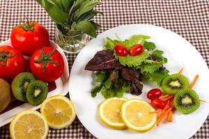 mélanger la salade de légumes photo