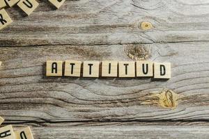 mot d'attitude dans un cube en bois photo