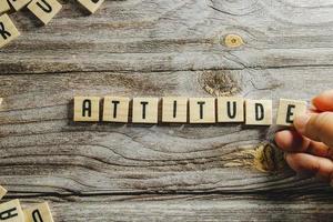 mot d'attitude dans un cube en bois photo