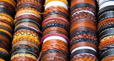 bracelets en cuir avec différentes formes et couleurs
