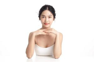 femme asiatique avec un beau visage et une peau fraîche parfaite et propre. modèle féminin mignon avec maquillage naturel et yeux pétillants sur fond blanc isolé. soin du visage, cosmétologie, concept de beauté. photo