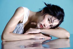 séduisante jeune femme asiatique cheveux mouillés modèle avec une peau fraîche parfaite sur la simulation sous-marine de l'éclairage soins du visage traitement du visage cosmétologie chirurgie plastique belle fille portrait en studio photo