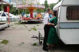 l'homme et la femme sont cachés derrière une remorque photo