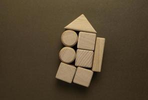 cube de formes géométriques en bois sur papier