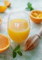 verre de jus d'orange frais photo
