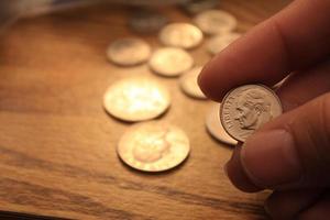 Les pièces de dix cents sont la monnaie de l'Amérique. entre les mains des hommes. photo