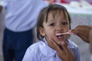 concept d'enfants se nettoyant les dents. photo