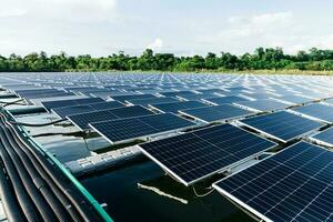 le portrait d'un jeune ingénieur vérifie les panneaux solaires photovoltaïques. concept. service d'électricité de technologie d'énergie renouvelable, énergie verte. photo