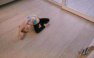 classe de ballet d'éducation en ligne pour filles à la maison photo