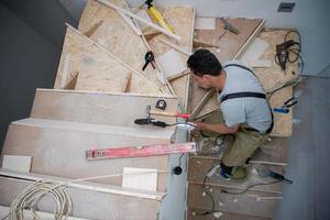 menuisier pose des escaliers en bois photo