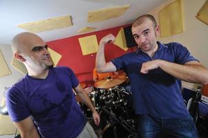 un groupe de musique s'entraîne dans un garage photo