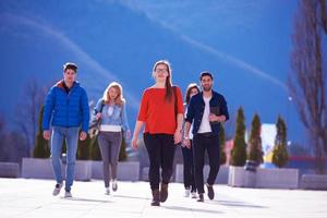 groupe d'étudiants heureux photo